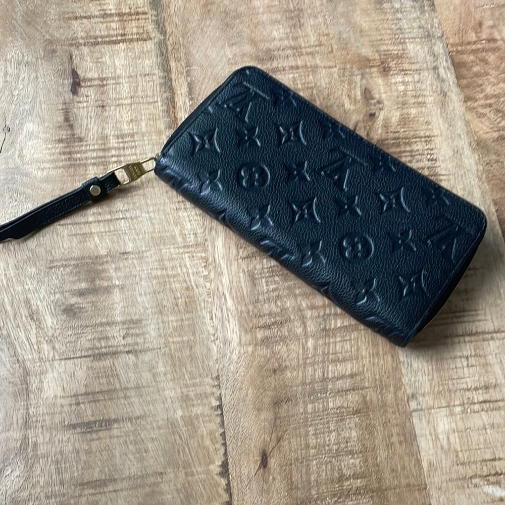 Louis Vuitton black leather zippy wallet